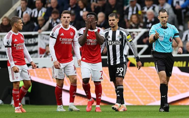 arsenal-the-hien-dien-mao-ung-vien-vo-dich-sau-chien-thang-tai-st-james-park